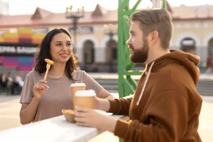 chicos comiendo en un local en la calle para evitar gastar mucho en comida