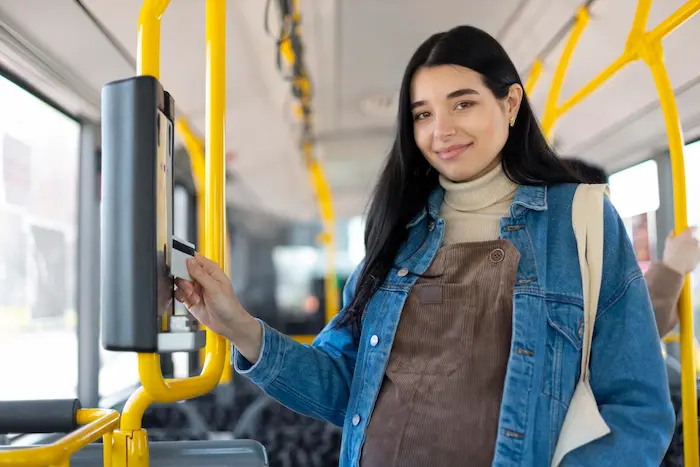 mujer usando transporte publico para evitar gastar de más en su viaje