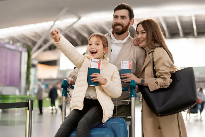 familia a punto de tomar un vuelo y pasar un lindo viaje