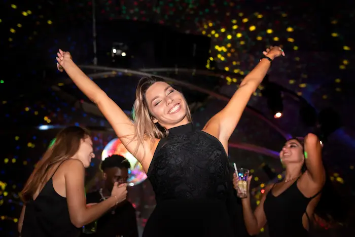 chica bailando en un discoteca en Lince