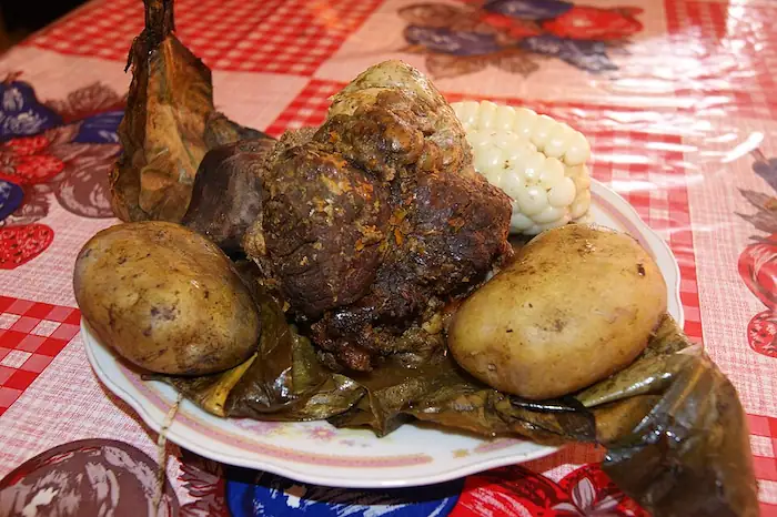 plato tipico de la Sierra que lleva chancho , papa y más