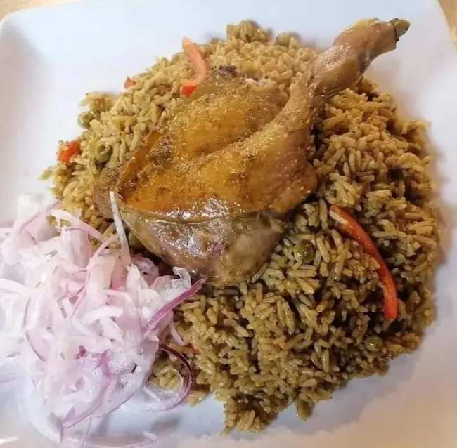 arroz con pollo, una rica comida peruana