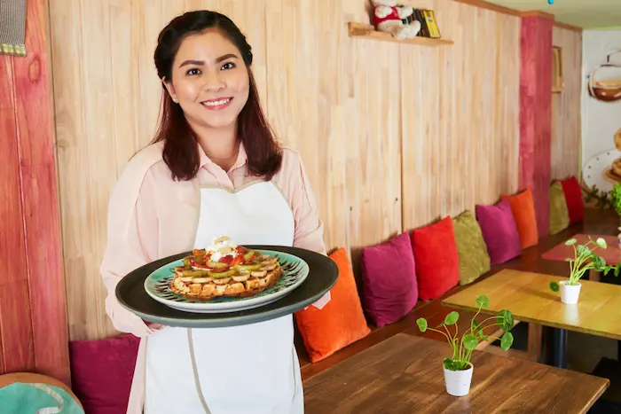persona mostrando un platos de comida peruana