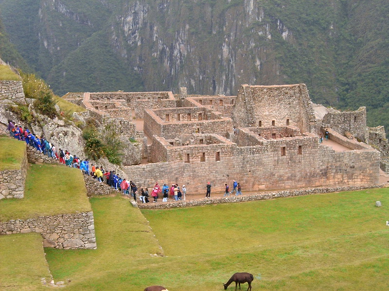 personas viajando por lindas ruinas 