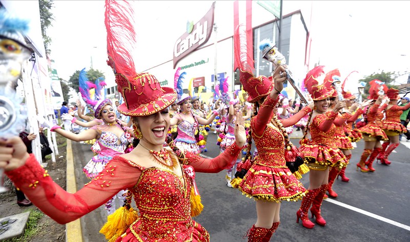 personas bailando danzas tipicas en el desfile de fiestas patrias
