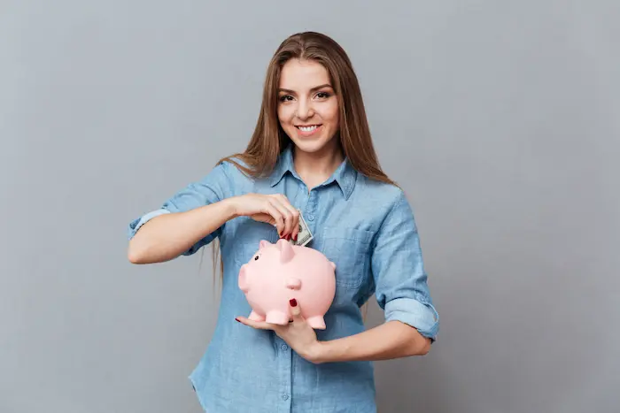 mujer ahorrando dinero 