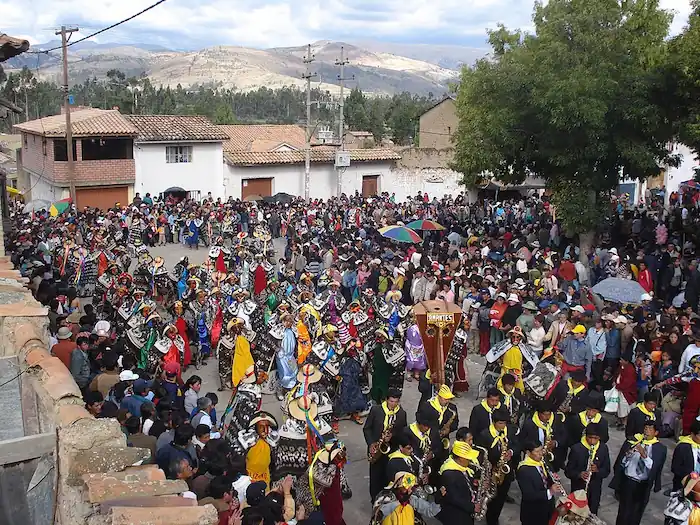 personas reunidas celebrando una de las festividades de septiembre