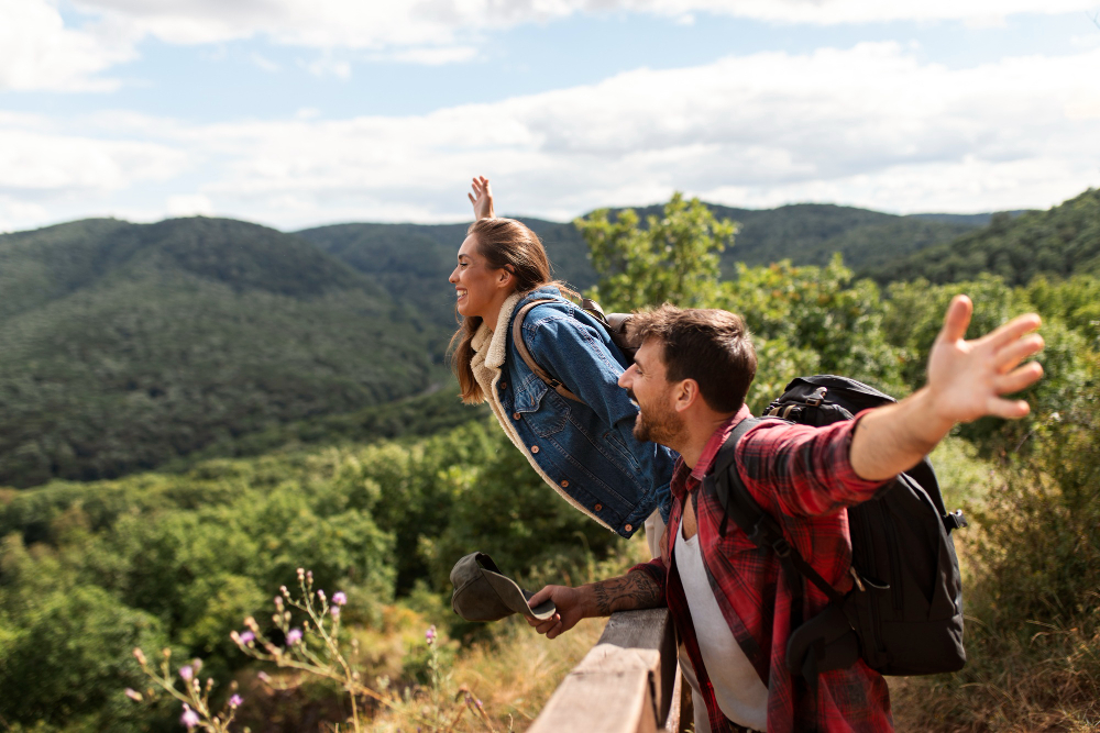 novios felices de haber viajado juntos