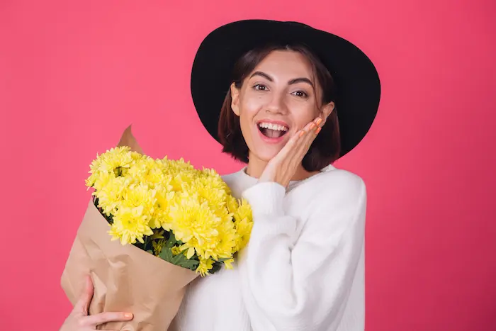 chica alegre porque le regalaron flores amarillas