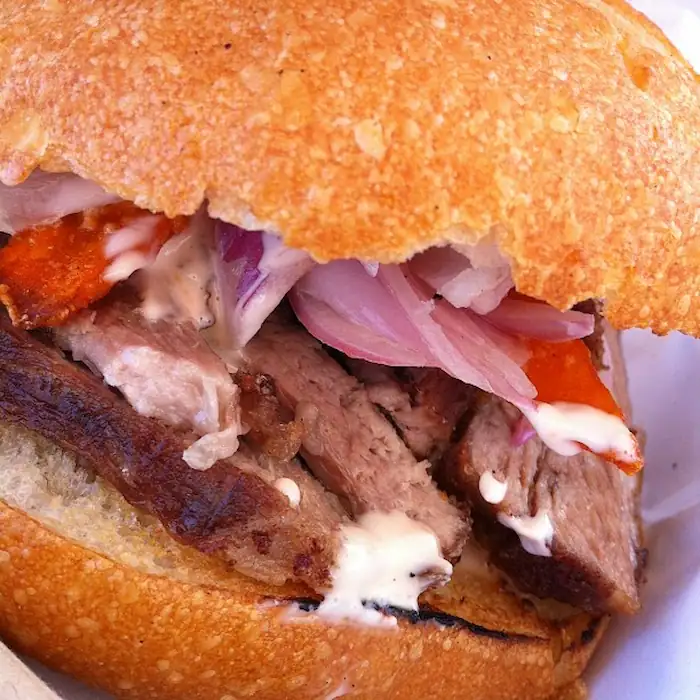 sabroso sanchuche de chicharrón