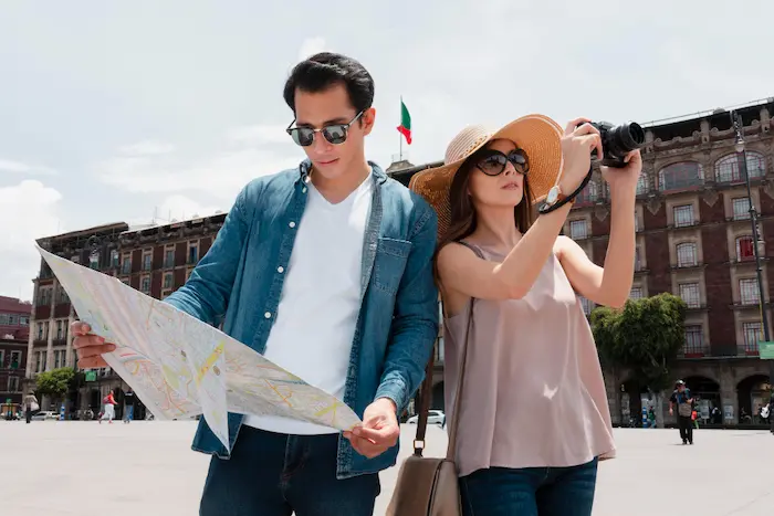 chico viendo un mapa junto a su pareja