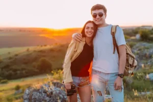 pareja de enamorados felices abrazados en un paisaje muy lindo