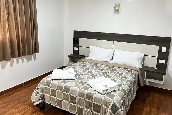 habitación con jacuzzi