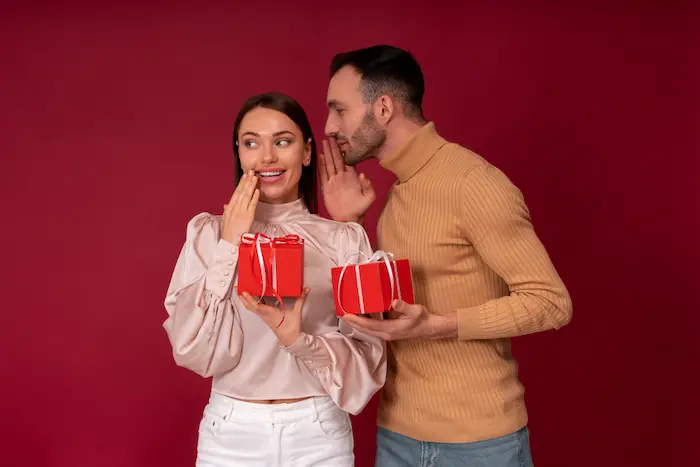 pareja de novios dandose regalos por san valentin