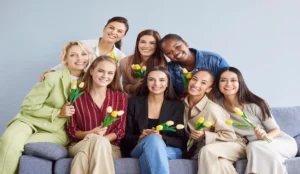 mujeres felices celebrando su dia