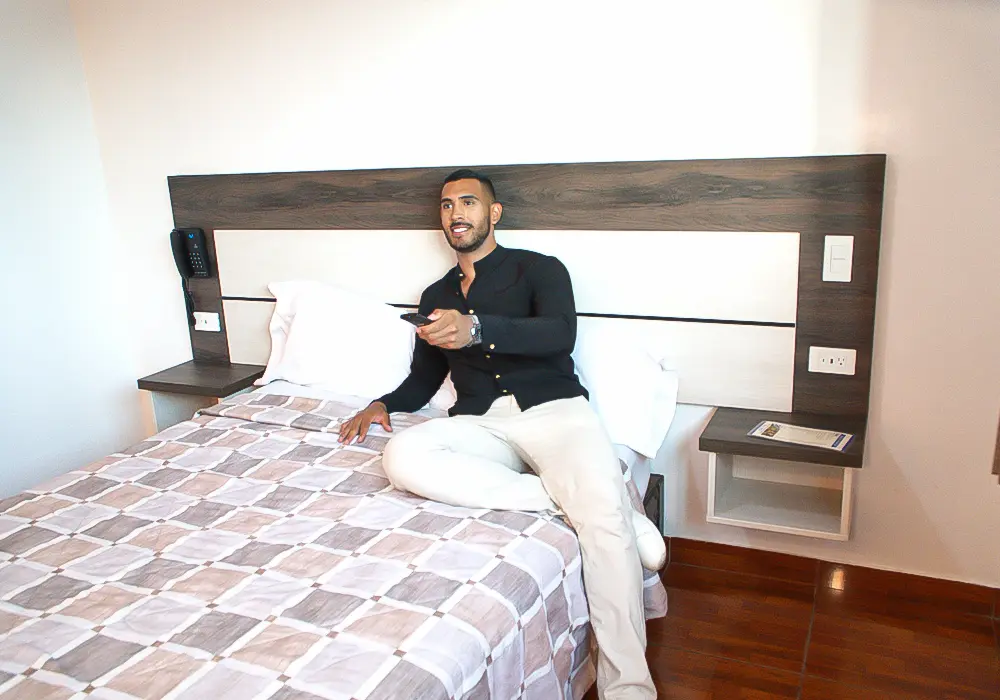 chico comodo descansando en un hotel para viajeros