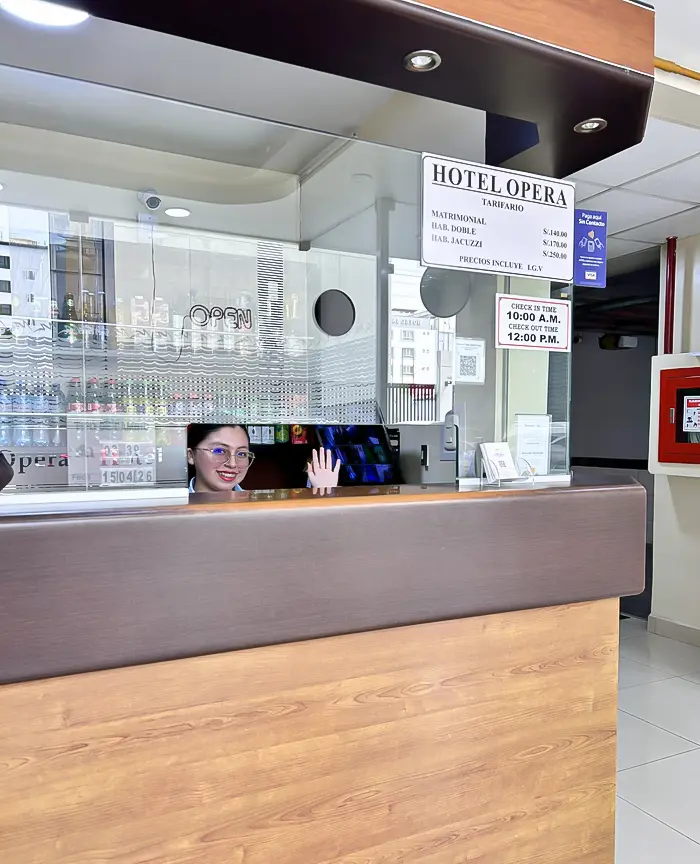 bienvenida al hotel opera en Lince