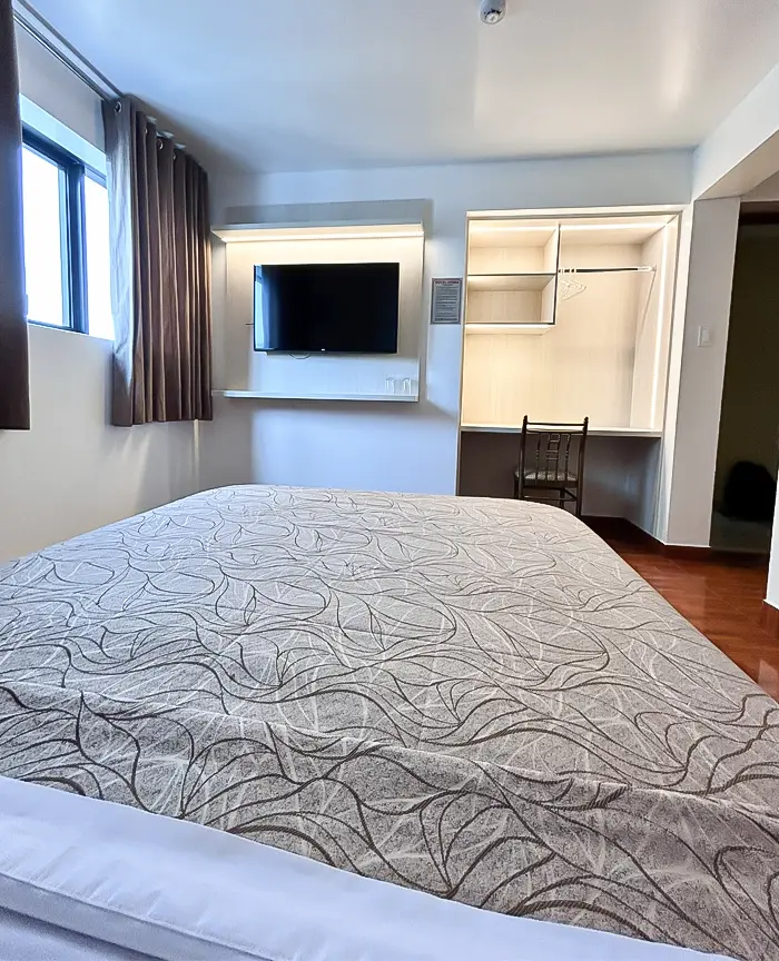 dormitorio matrimonial con un televisor